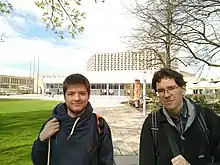 Wir vor der Stadthalle Chemnitz, dem Veranstaltungsort der Makerfaire Sachsen